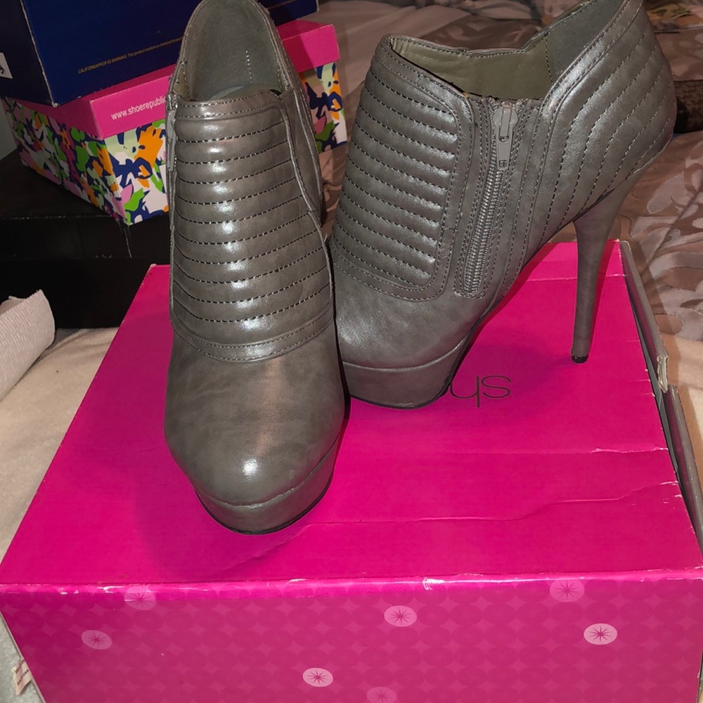 Shoedazzle stiletto Taupe gray boots GAME CHANGER
